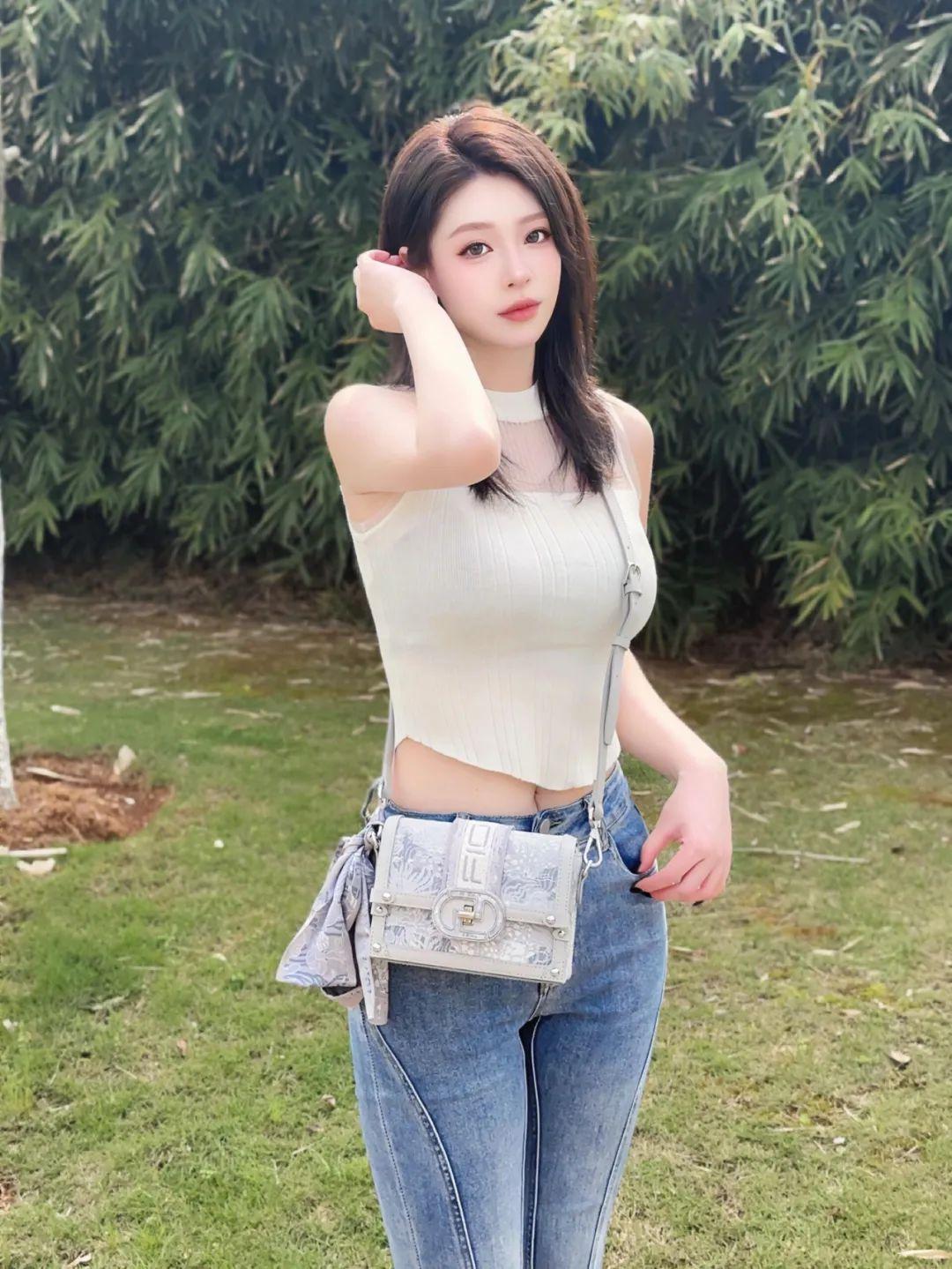 清新春日穿搭，冬去春来，天气转暖，白色露脐背心搭配牛仔裤，小挎包点缀，轻松自然！