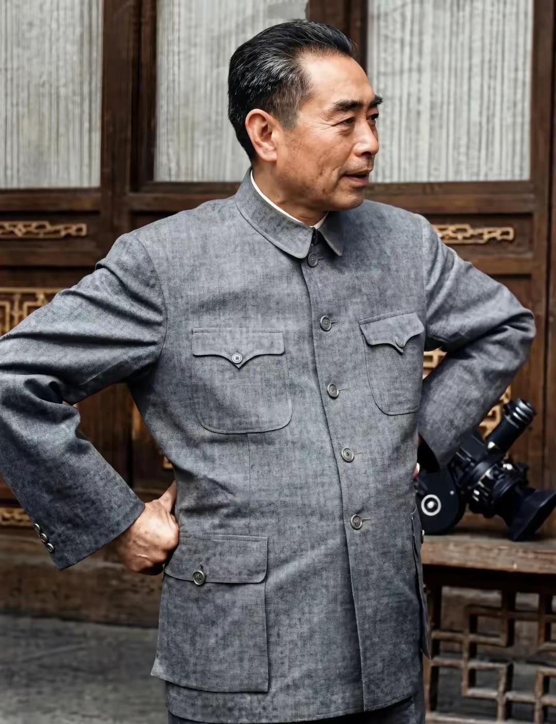 这张周恩来总理壮年叉腰经典彩照，身姿挺拔、气度非凡，眼神坚定有神，尽显大国领袖的