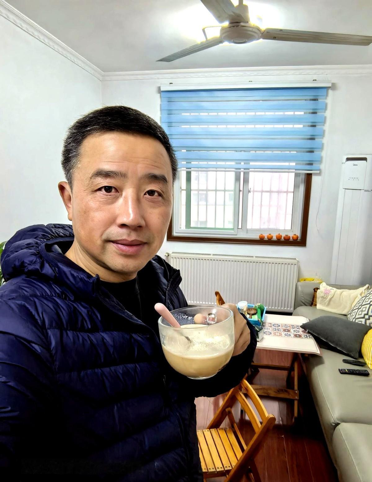 酒龄四十年，我戒酒128天，滴酒未沾。
身体适应了没有酒精的生活，不再像以前那样