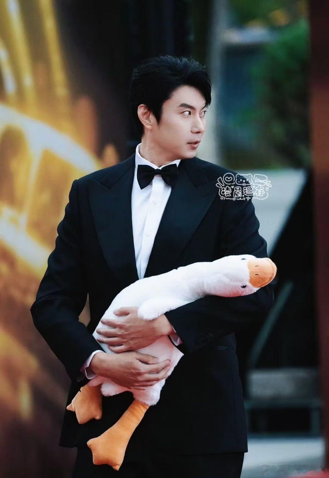 艾伦在内娱找到新赛道了论整活还是得看艾伦，别人走红毯争奇斗艳，他直接cospla