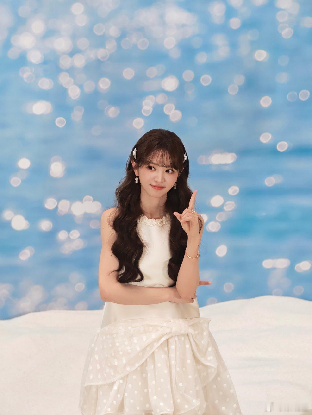 田曦薇把自己贴进毛茸茸里 连拍live花式整活，田曦薇凭借巧妙拼贴玩法实现云撸猫