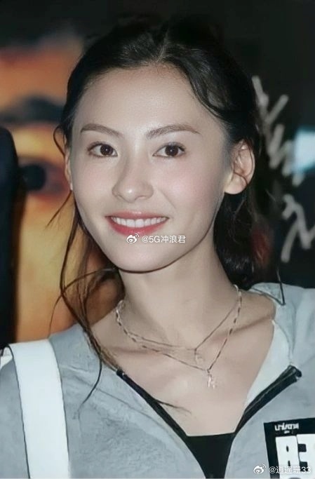 张柏芝皮肤好到像开了滤镜 张柏芝的新图太美了，皮肤透亮得像自带柔光，完全看不出年