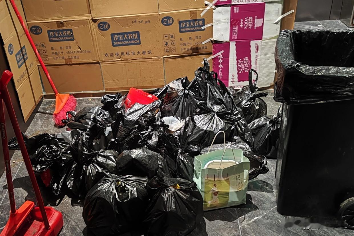 附近有家废品收购站，往年还搭个棚棚遮遮雨，从去年开始，扯了，露天，有雨淋，五雨撒