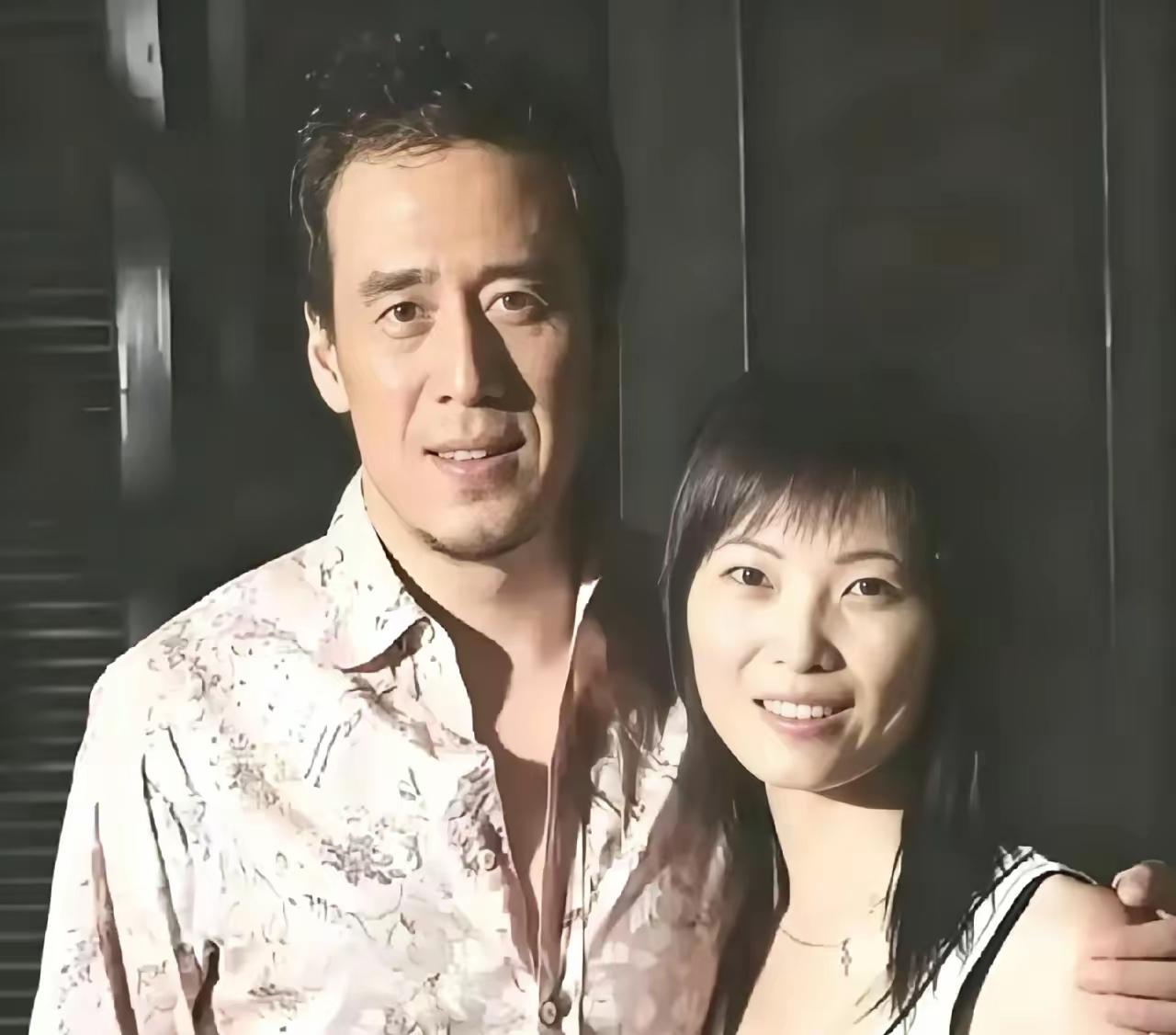 杨坤在低谷时，老婆一起陪你吃苦，不离不弃陪你打拼，哪儿哪儿都合得来了。一旦腾飞，