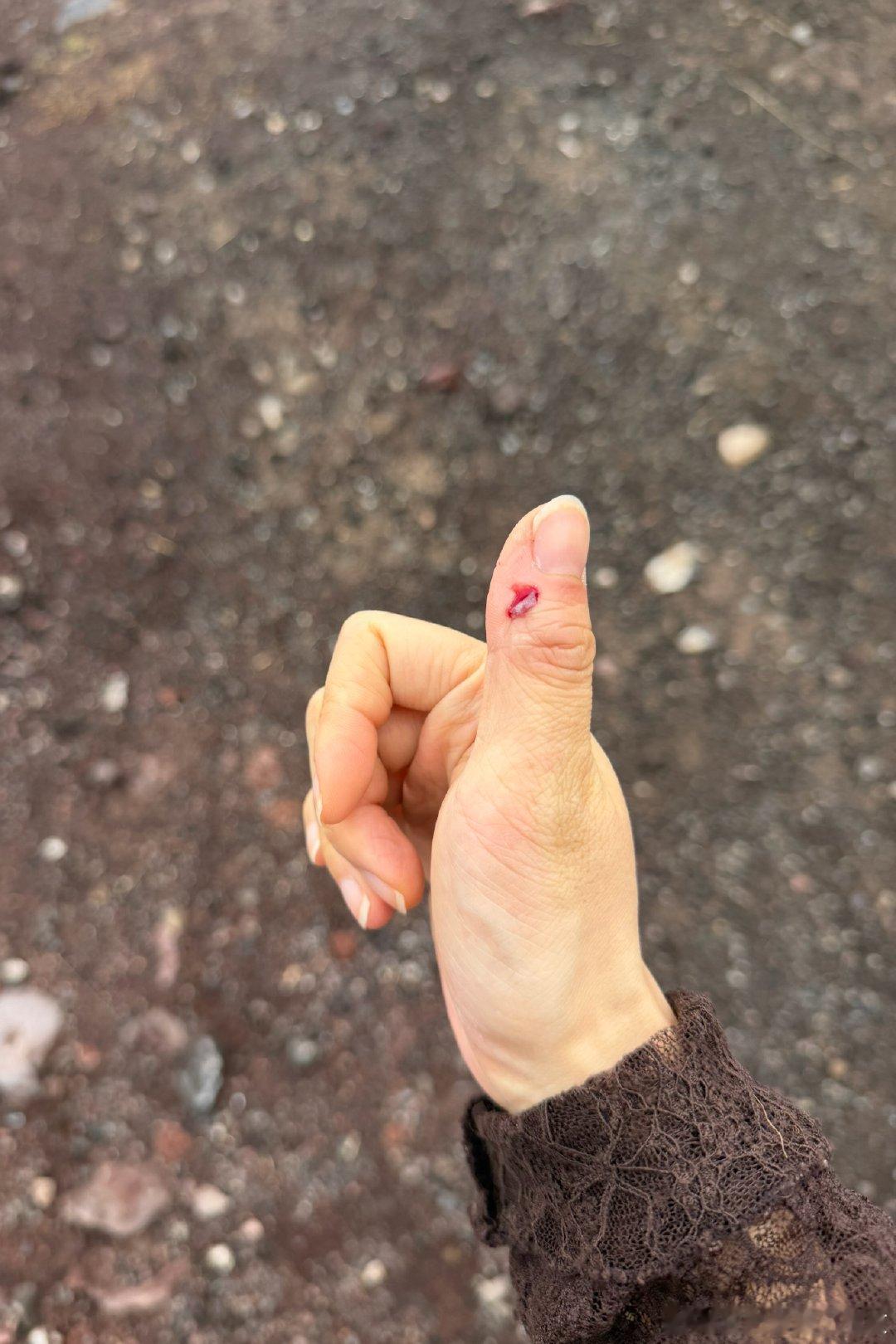 到了山西界高速上开始下大雨，幸运的是到火山群雨停了，但是宇航员衣服都湿了就没租，