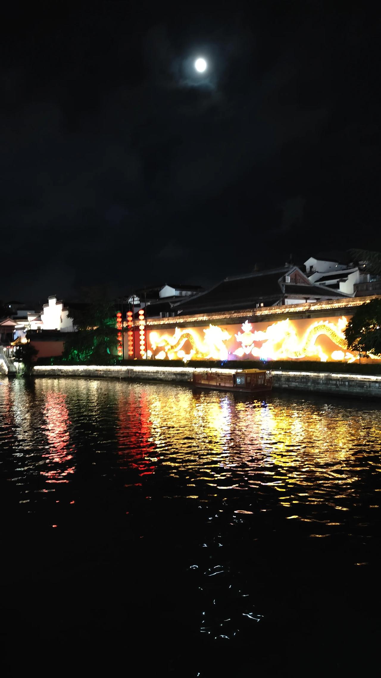 我梦中的秦淮
 李家宁(福建)
1
时光在古秦淮畔徘徊，
青石路印刻岁月尘埃。