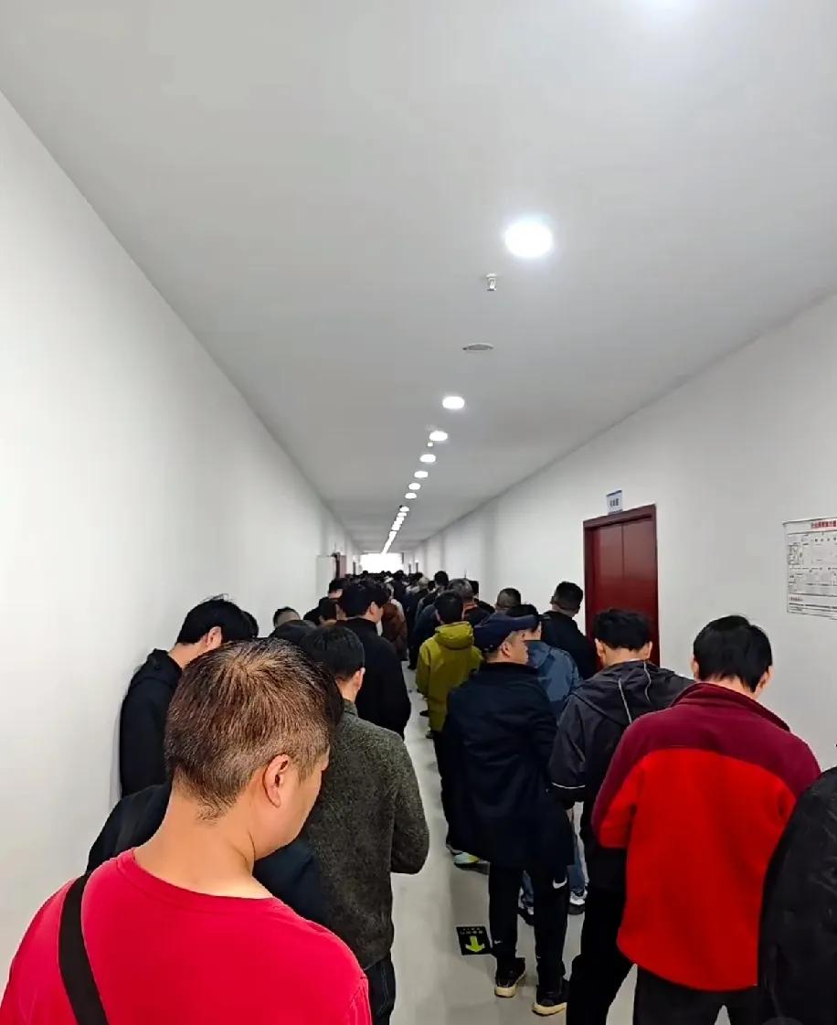 早上刚到工位，领导扔来一句“这周不用上班，去考个电工证”，我直接揣着水杯杀到武汉