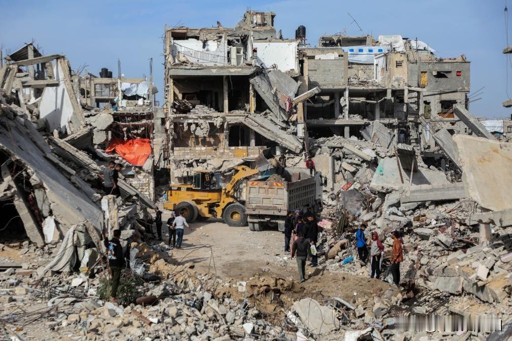 家人们，看看加沙的现状！成片的建筑被炸成断壁残垣，挖掘机在废墟里艰难清理，普通人