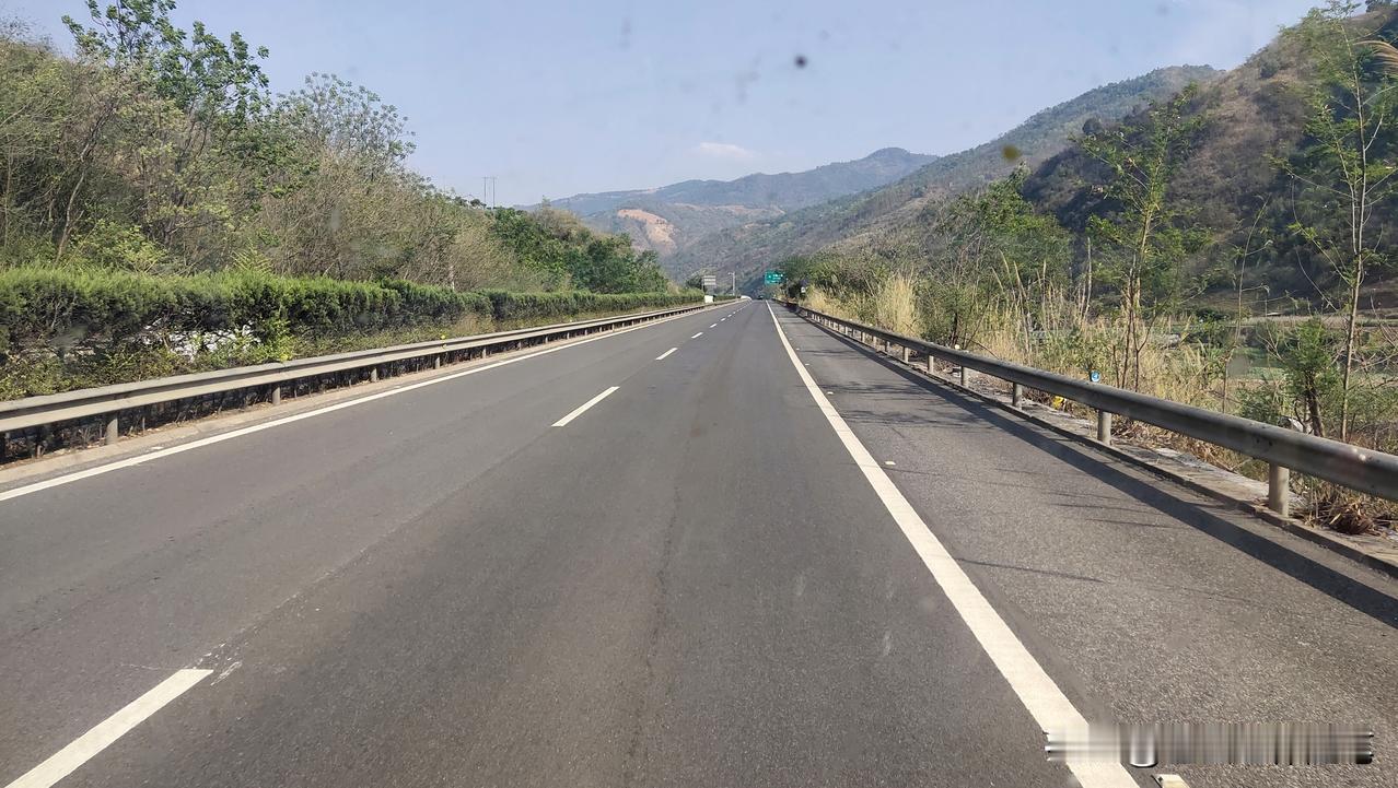 没车的日子，出差真的是苦不堪言！
上午11点从建水出发，到开远倒车，差不多一点半