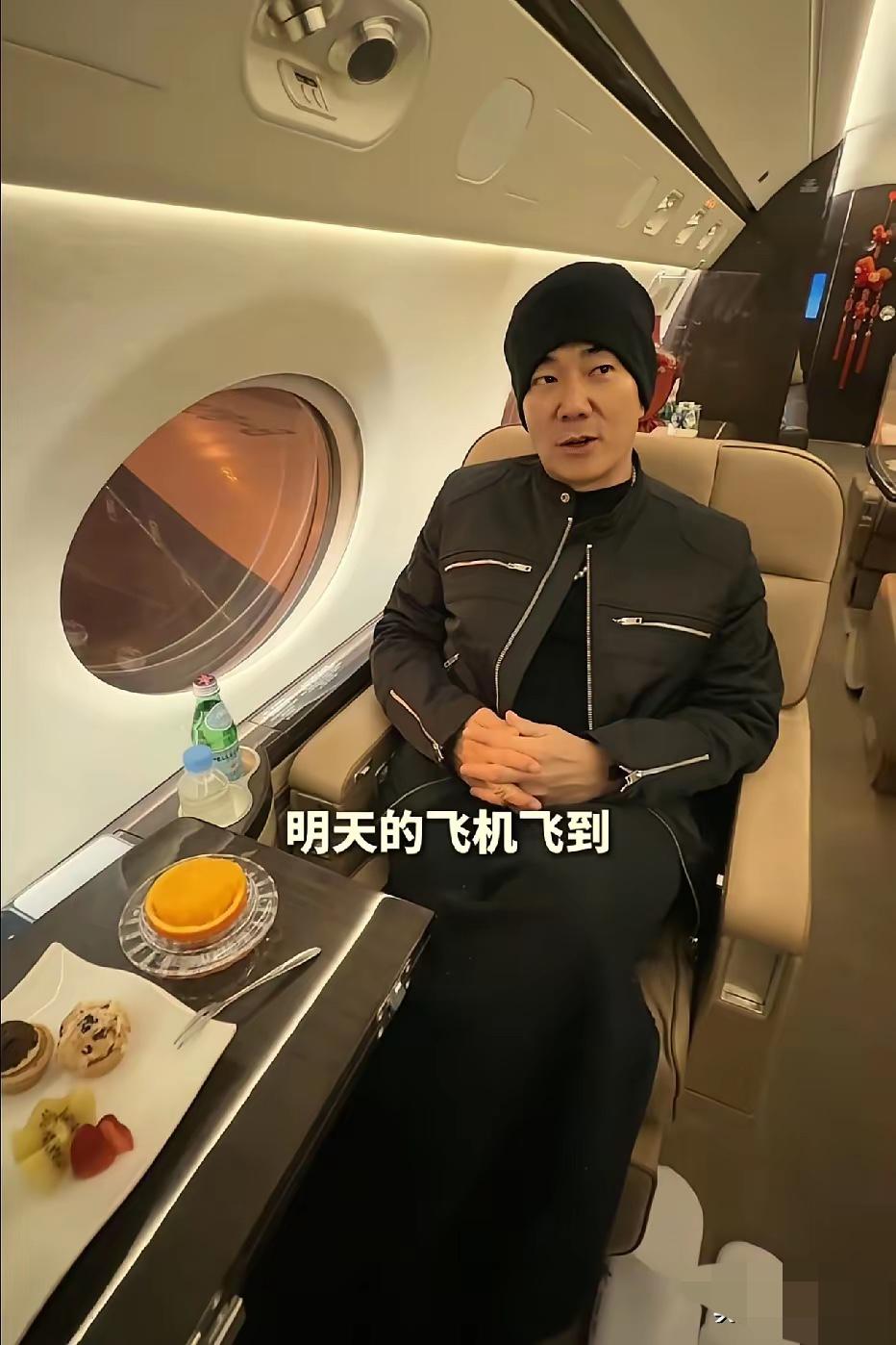 任贤齐还是比较有钱的，从照片上看他坐的是私人飞机