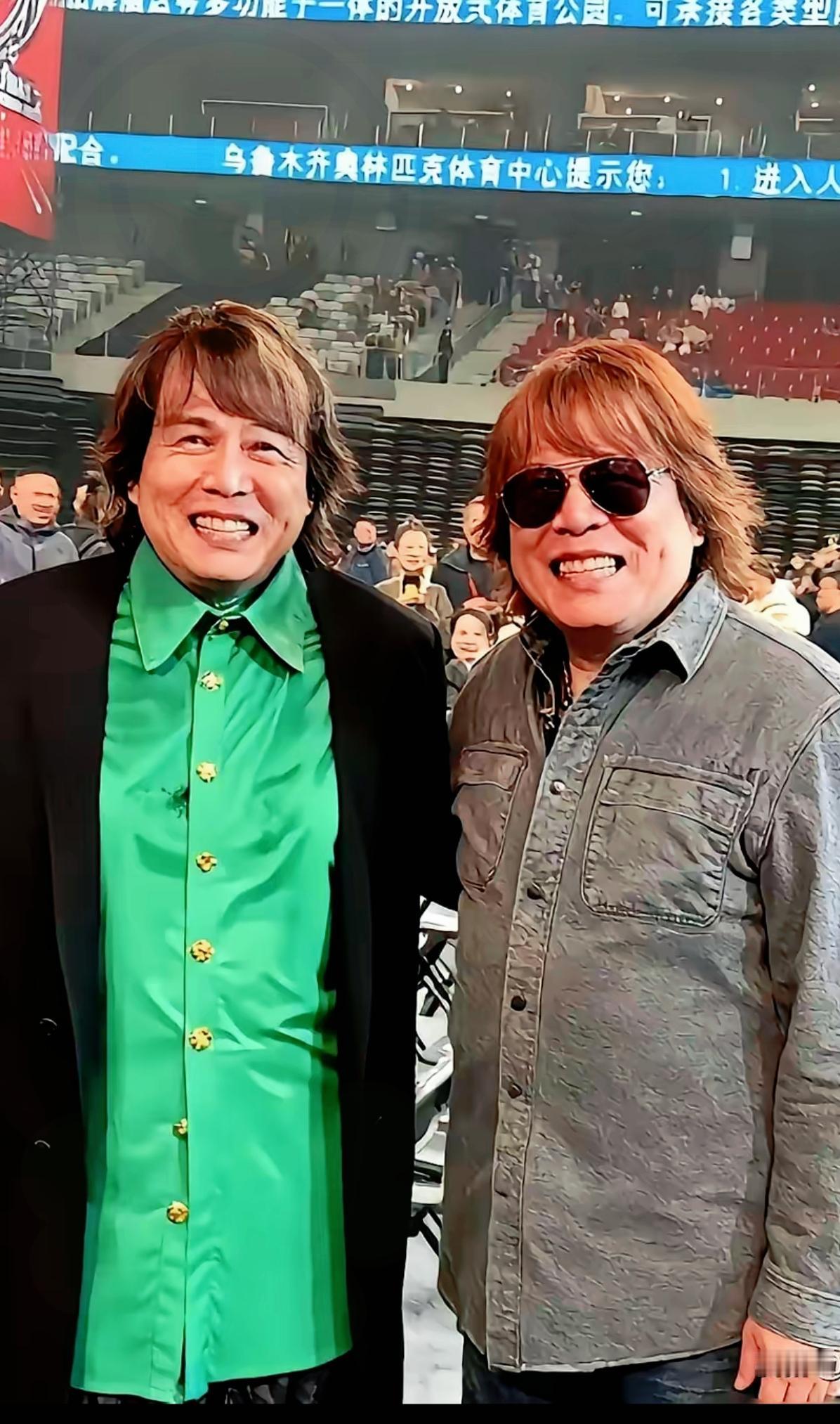 新疆这位朋友和伍佰老师“撞脸”啦！
真的看傻我了！粉丝和本尊站一块儿，发型、身高
