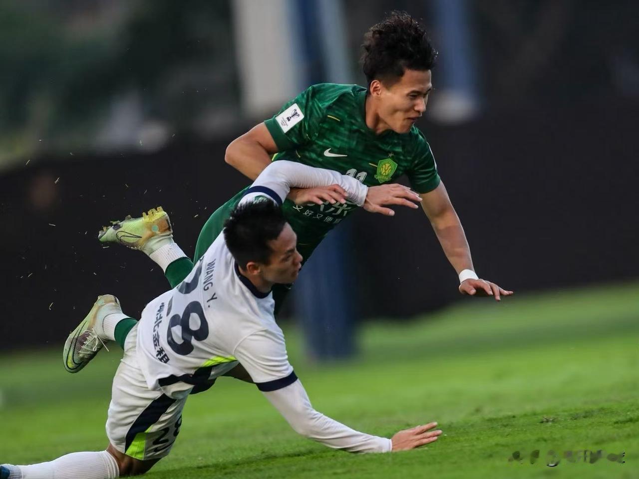 才练一天林良铭手部受伤…哎，北京国安才集中训练了一天，近期状态极佳的国脚林良铭不