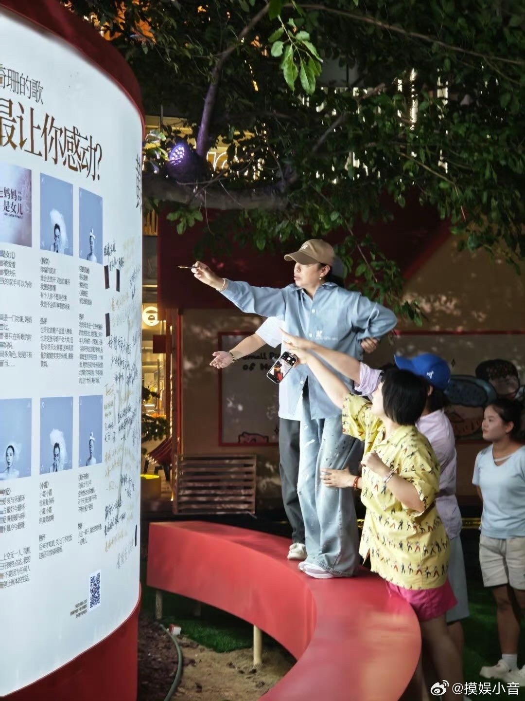 黄绮珊重庆演唱会打卡歌迷应援地 追逐晚霞的旅程即将落幕～「晚霞·不晚」2025巡