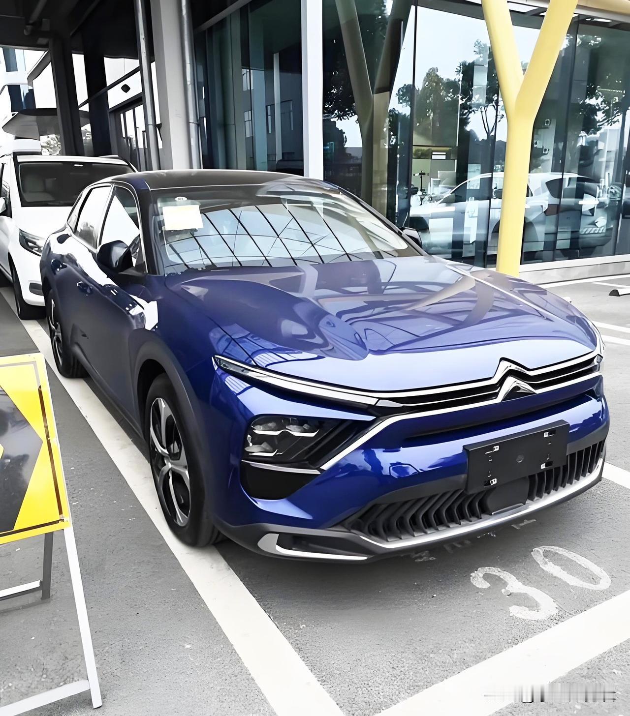 1. 标致408（龘龘款）：10万内合资家用王

8万多裸车价，落地10万左右就