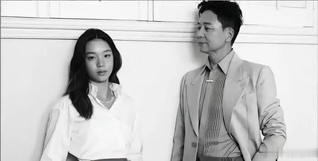 刘奕君带着女儿拍摄杂志大片，女儿气质格外出众，一眼便能看出是国际学校熏陶出来的模