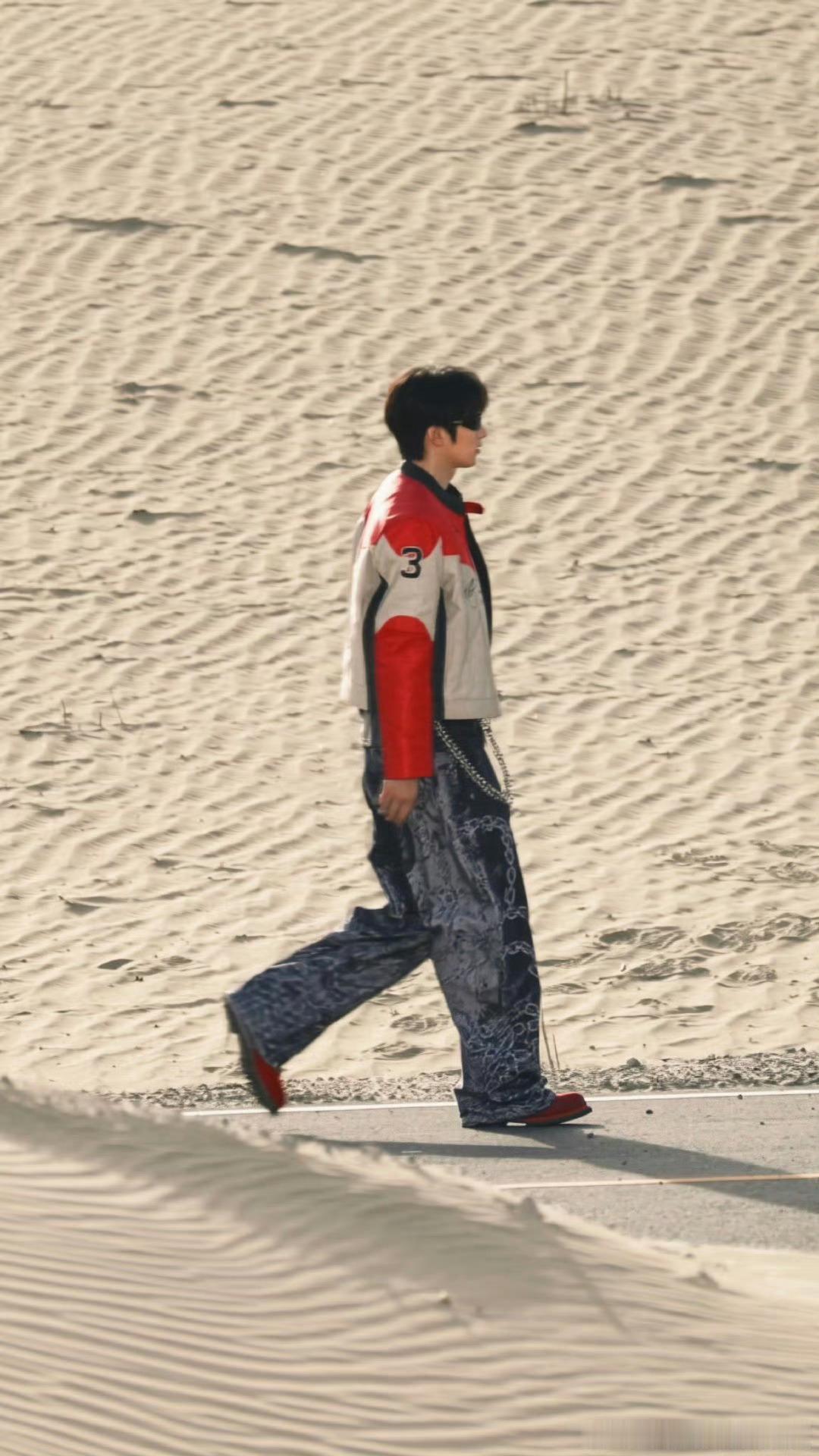 刘耀文跳起来击掌这一下 被刘耀文跳起来击掌这一幕戳中，毫无偶像包袱，纯粹又直白的