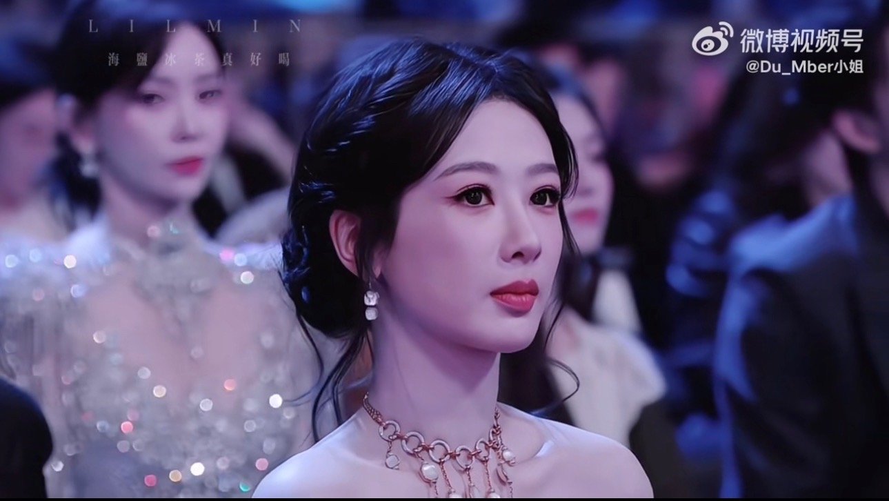 杨紫聊天到一半发现被镜头拍杨紫 大花气质杨紫聊天到一半发现镜头被拍哈哈哈哈哈哈 