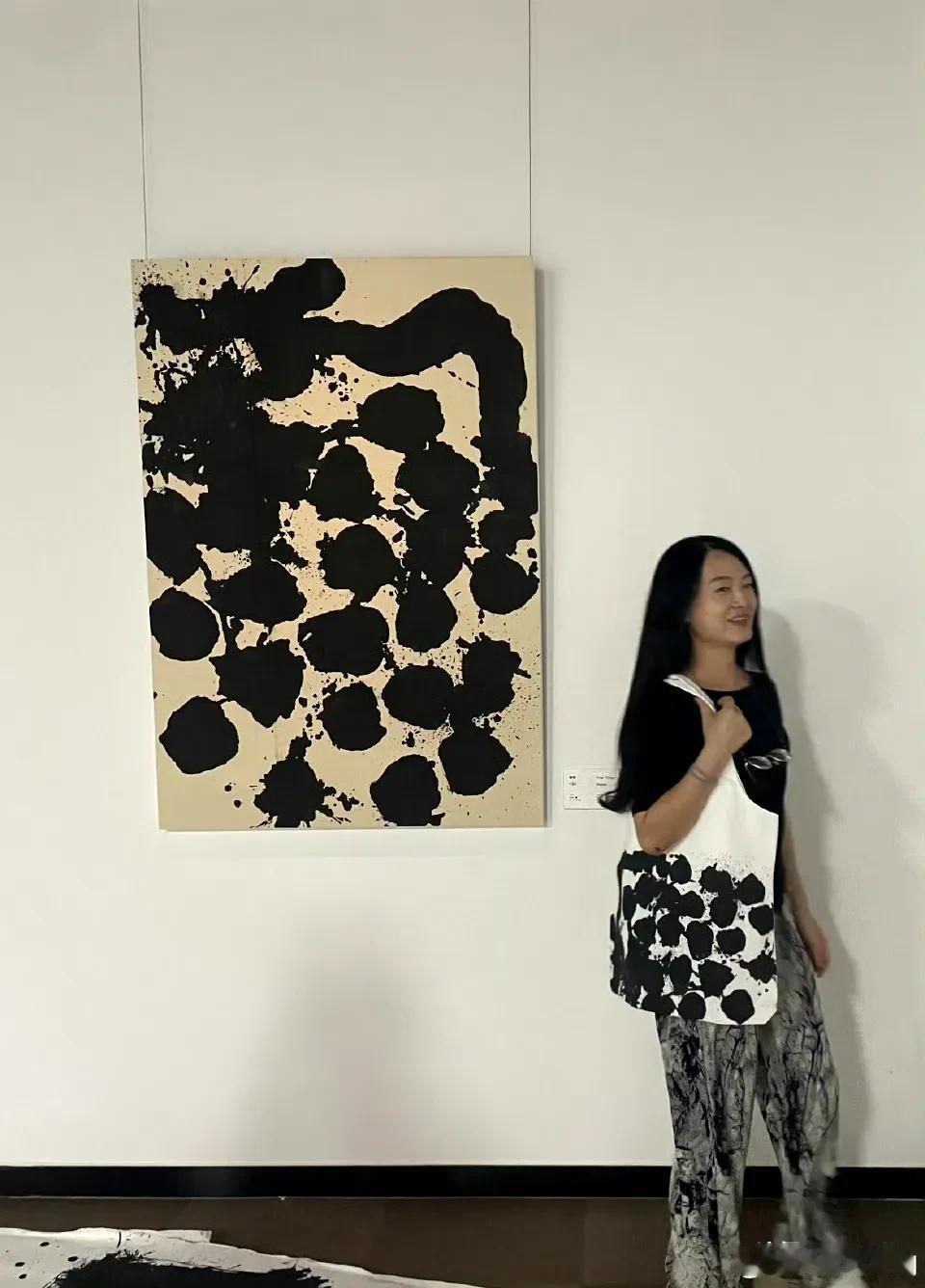 曾翔先生发布于北京的的书法展图片，其作品九龙生子被做成了帆布包，美女挎上，别有风