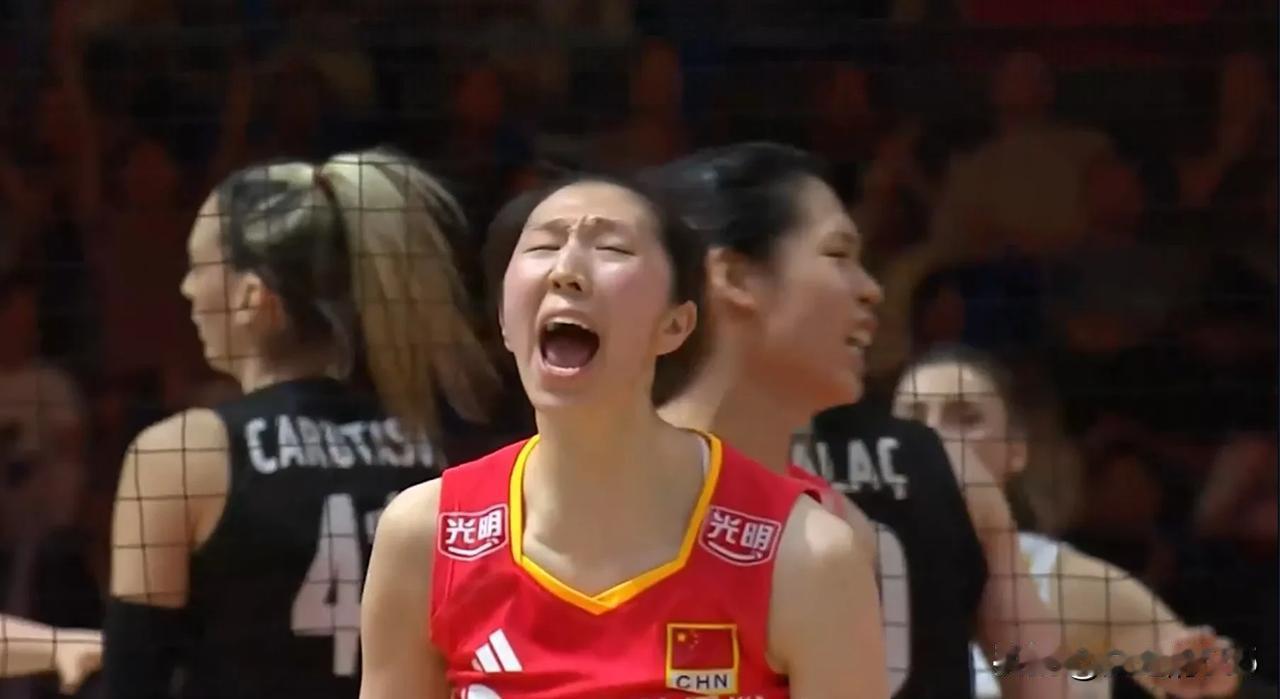 中国女排苦战五局 2:3惜败土耳其
今晚，注定是不平凡的夜晚。
中国女排的姑娘们