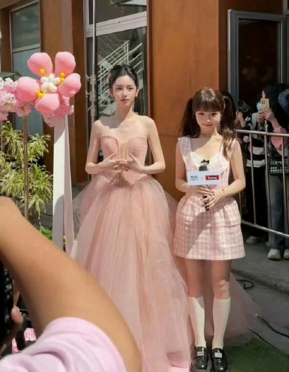 小熊86斤已经很瘦了，但是她跟周也站一起，周也的脸竟然比她还小一圈，周也现实到底