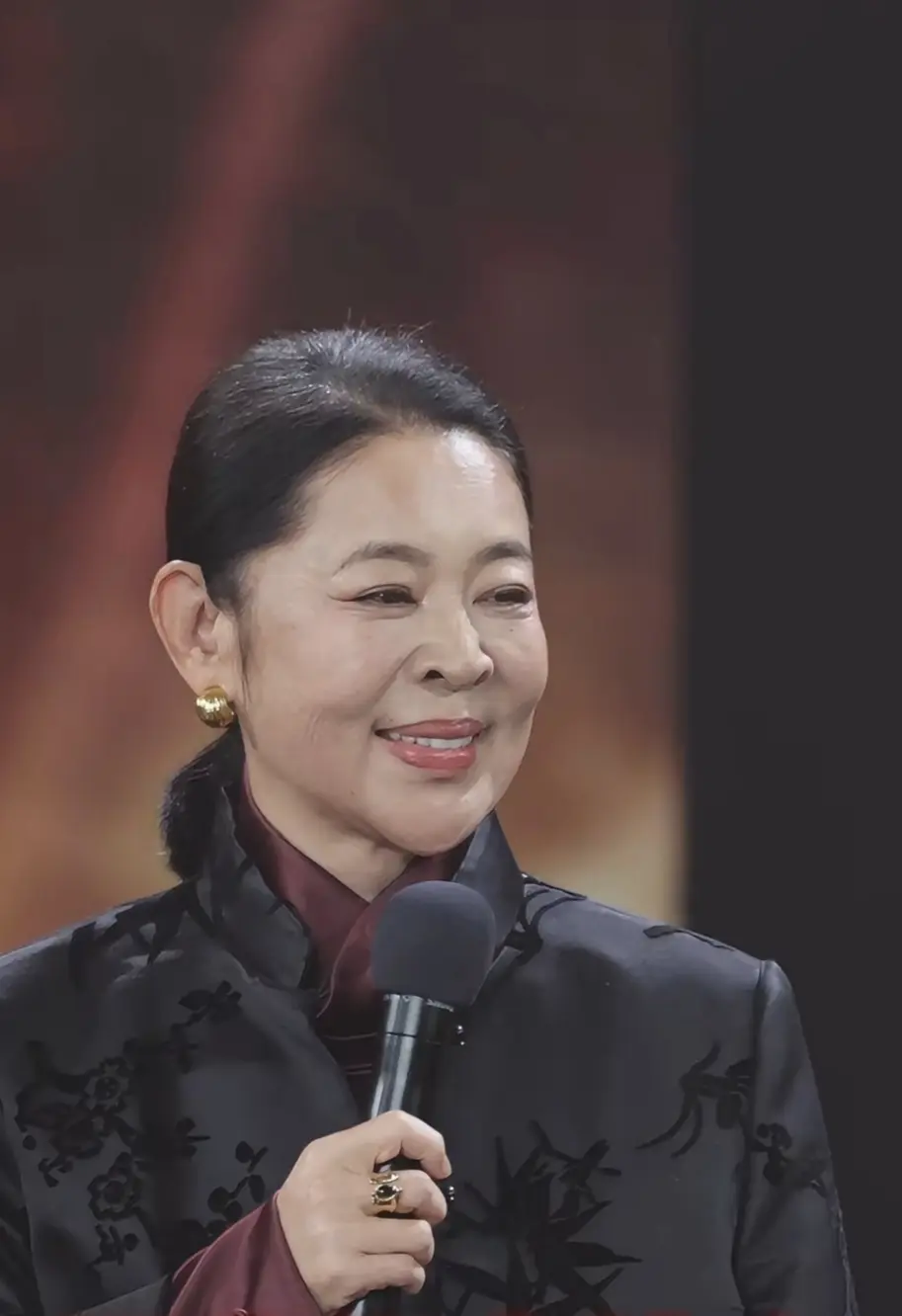 67岁倪萍，无美颜的状态