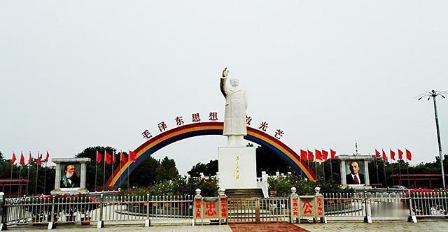 南街村在毛泽东思想引领下，成功探索并走出一条独具特色的共产主义发展道路
1977