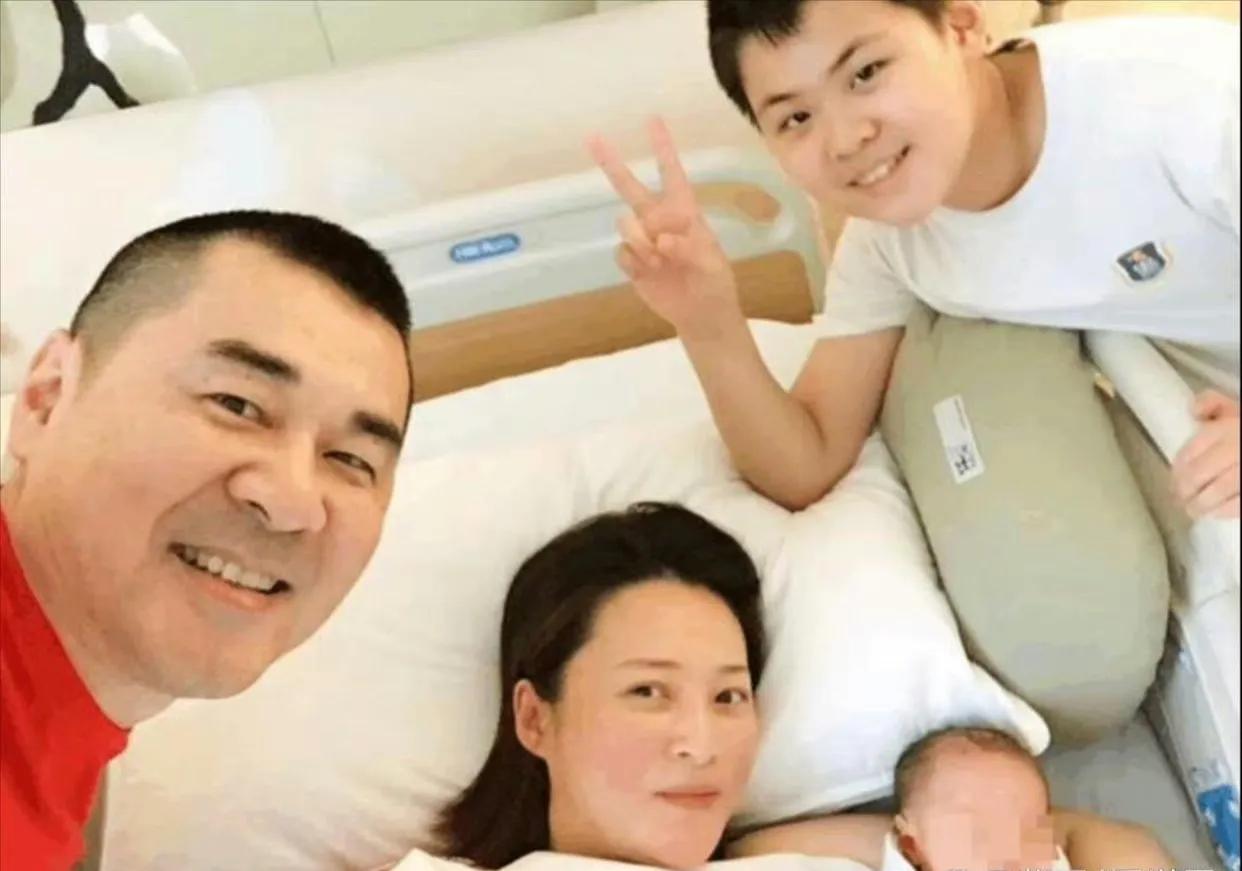 蒋勤勤当年被琼瑶称为最漂亮的女人，自从嫁给陈建斌后，幸福具象化，给她写诗，伺候月