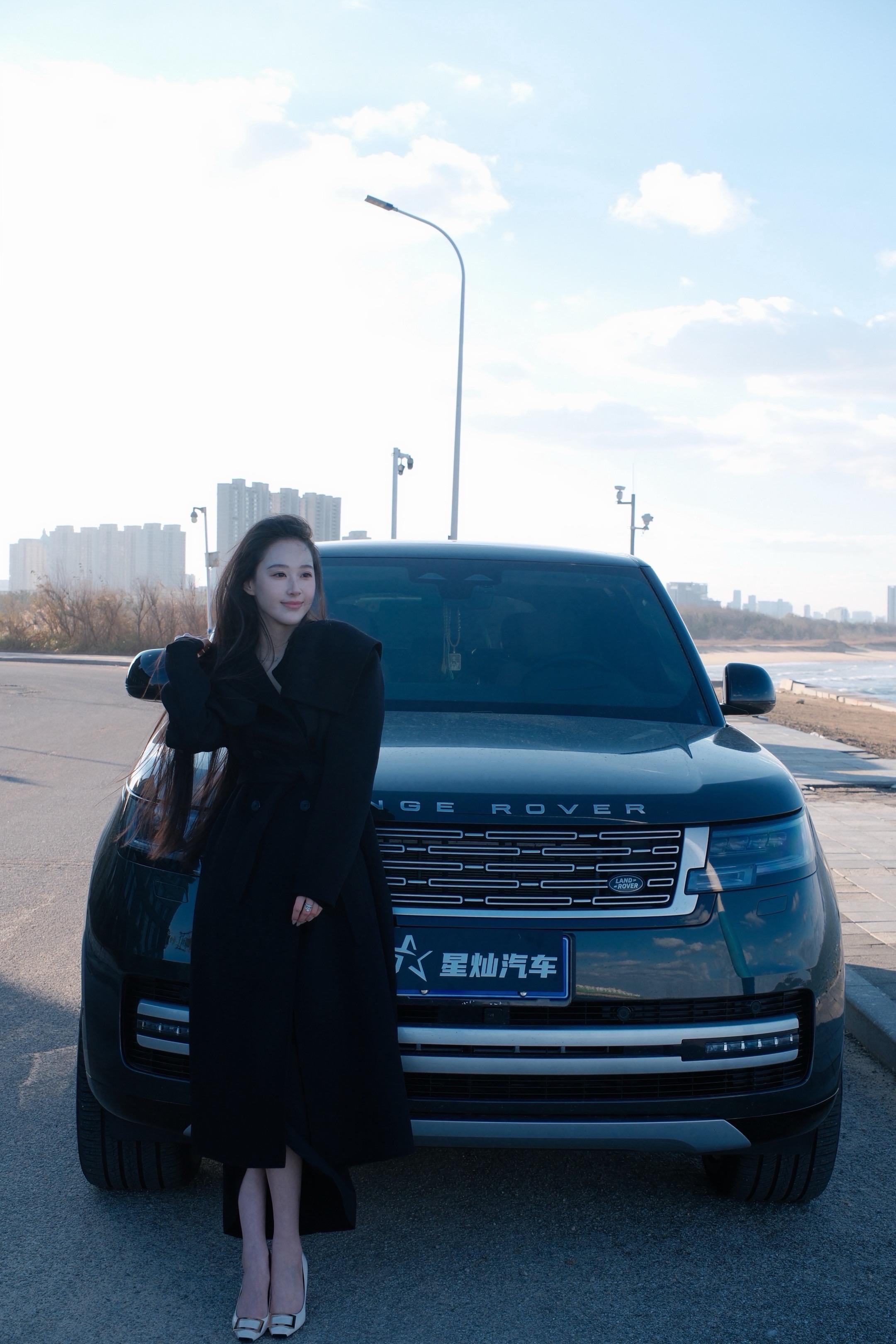 她头发变长了 成熟了很多 她好像过得很好 好像也不是很好 我不知道 我...