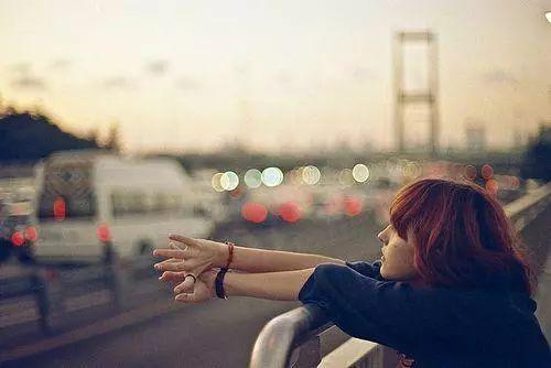 今天咱们聊点实在的——爱情保鲜术！你是不是也觉得，恋爱刚开始那会儿，甜得像糖葫芦