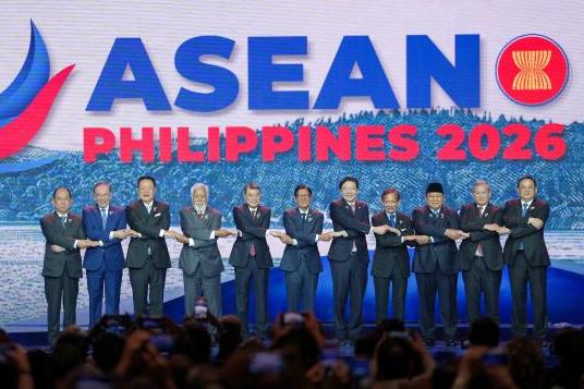 特朗普人还没到北京，先有人扛不住了！菲律宾国内爆发50万人大罢工，石油危机一触即