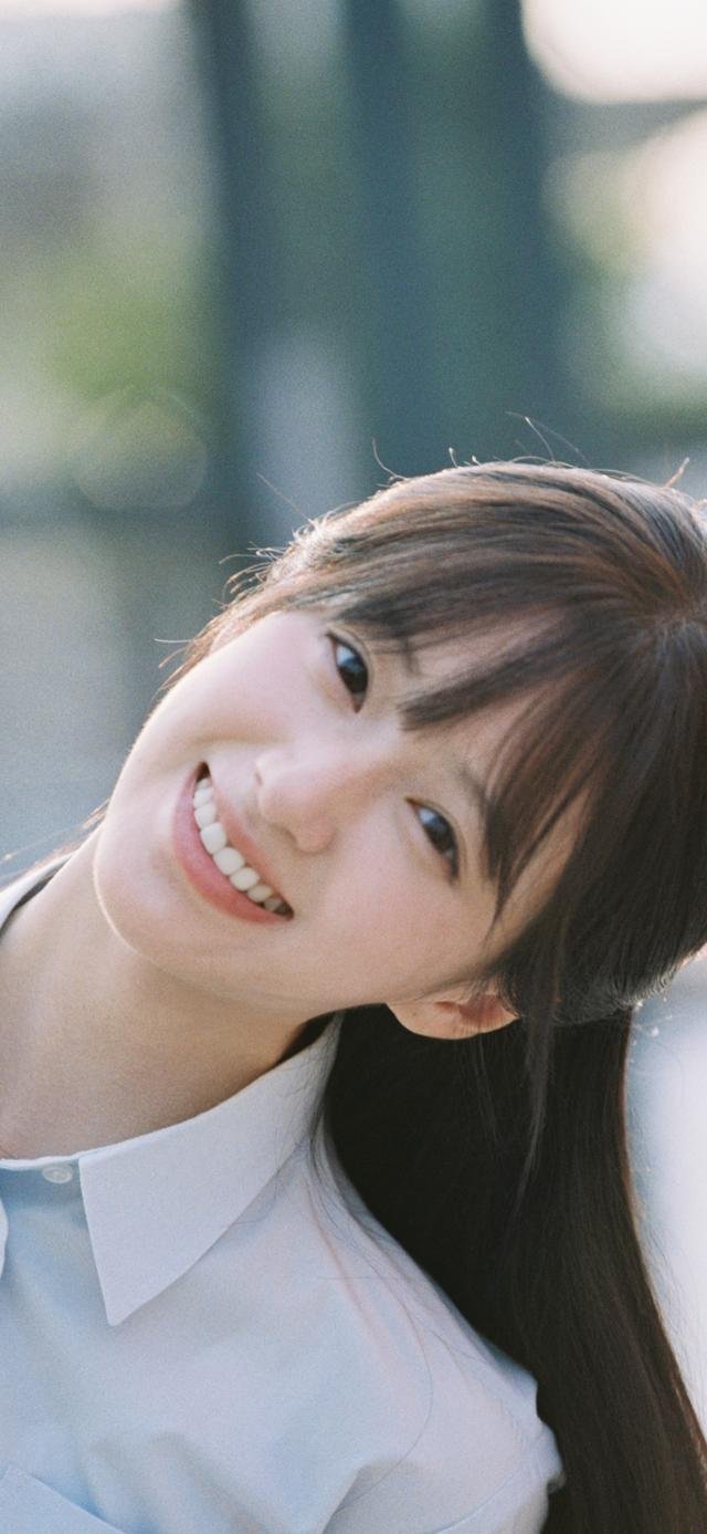 包上恩妥妥的校园女神，校服、单车与碎发，都是青春最干净的模样 