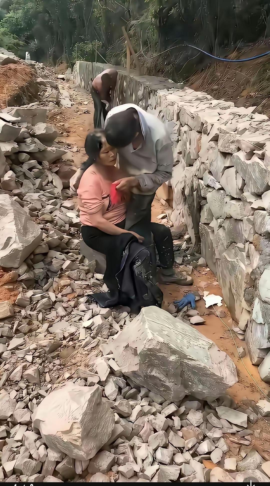 隐入尘埃，
底层人民的生活。