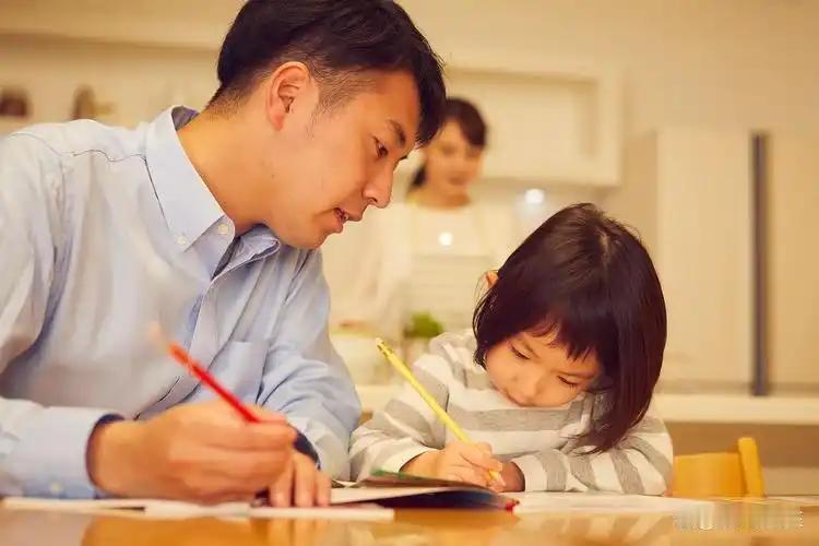 父母越 “没用”，孩子越出息？这 3 种家庭，养不出有出息的孩子！
父母能坦然承