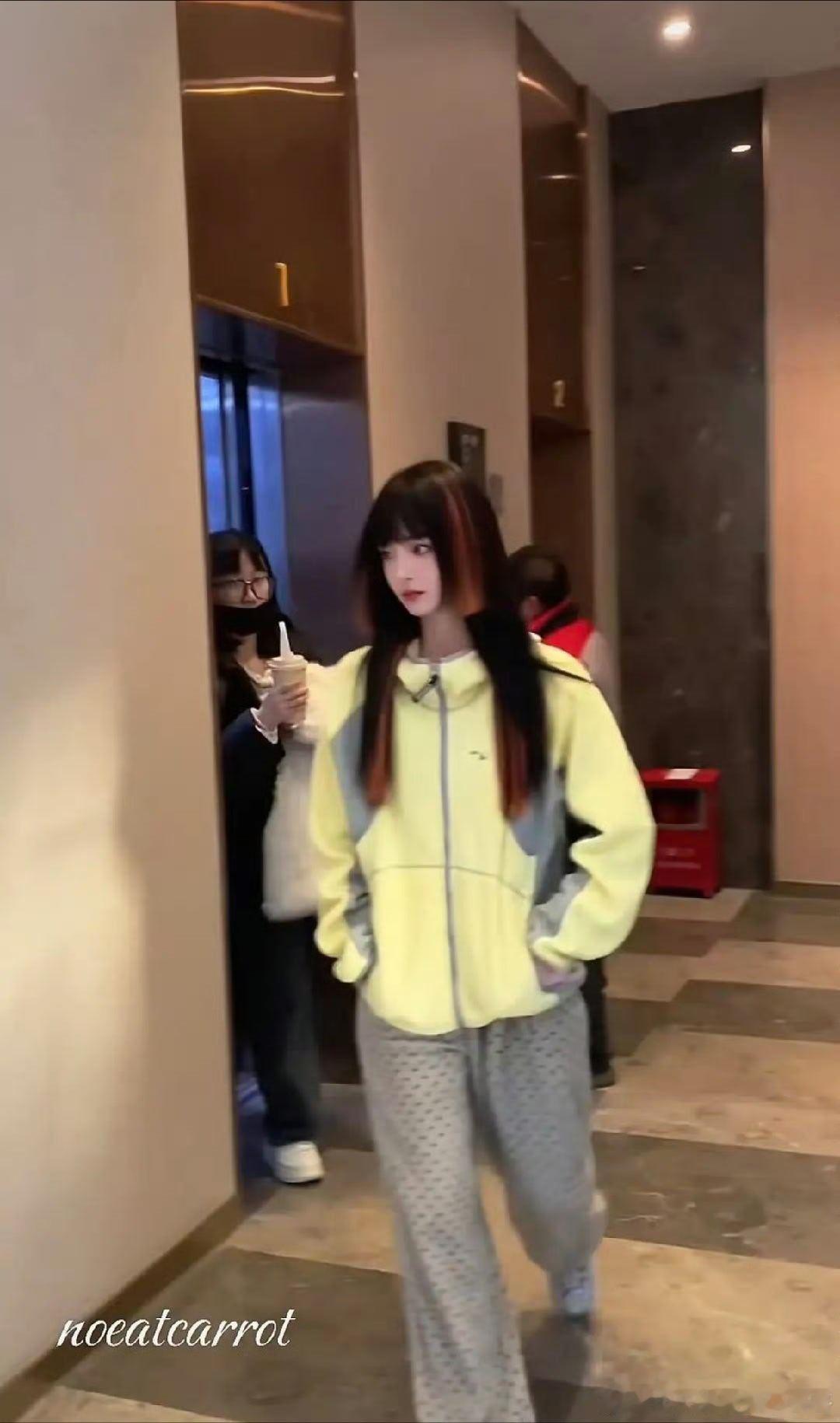 周洁琼《明日乐园》挑染公主切造型，好看 