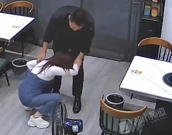 江苏一对夫妻正亲热着，丈夫一把把妻子搂进怀里。哪晓得抱上去的工夫，妻子突然弯腰蹲