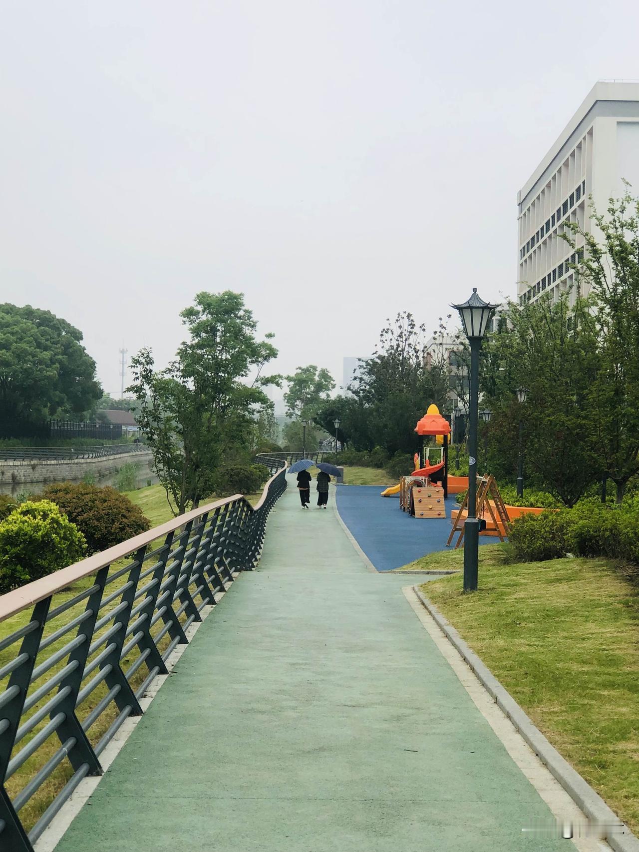 请用一句话概括一下，什么是快乐快乐就是心里那股子没来由的舒坦劲儿，饿了有饭吃，累