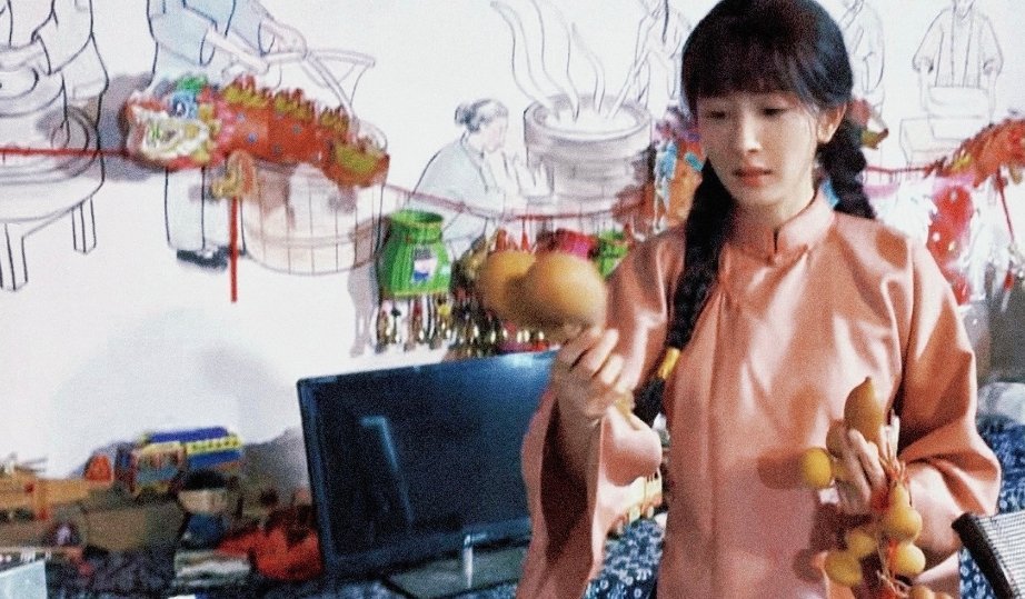 杨幂宁绣绣麻花辫学生造型哇哇哇这是什么好东西！《生万物》还有宁绣绣少女时期读学堂