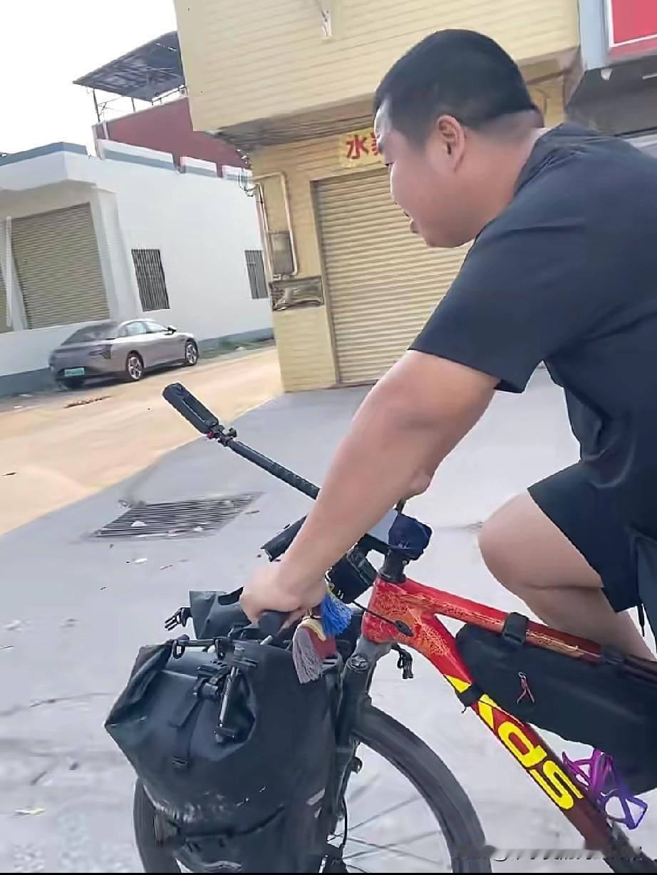 年三十晚上，蓝战非还在骑行的路上漂泊
 
刷到蓝战非这张图，心里瞬间揪紧了。
 