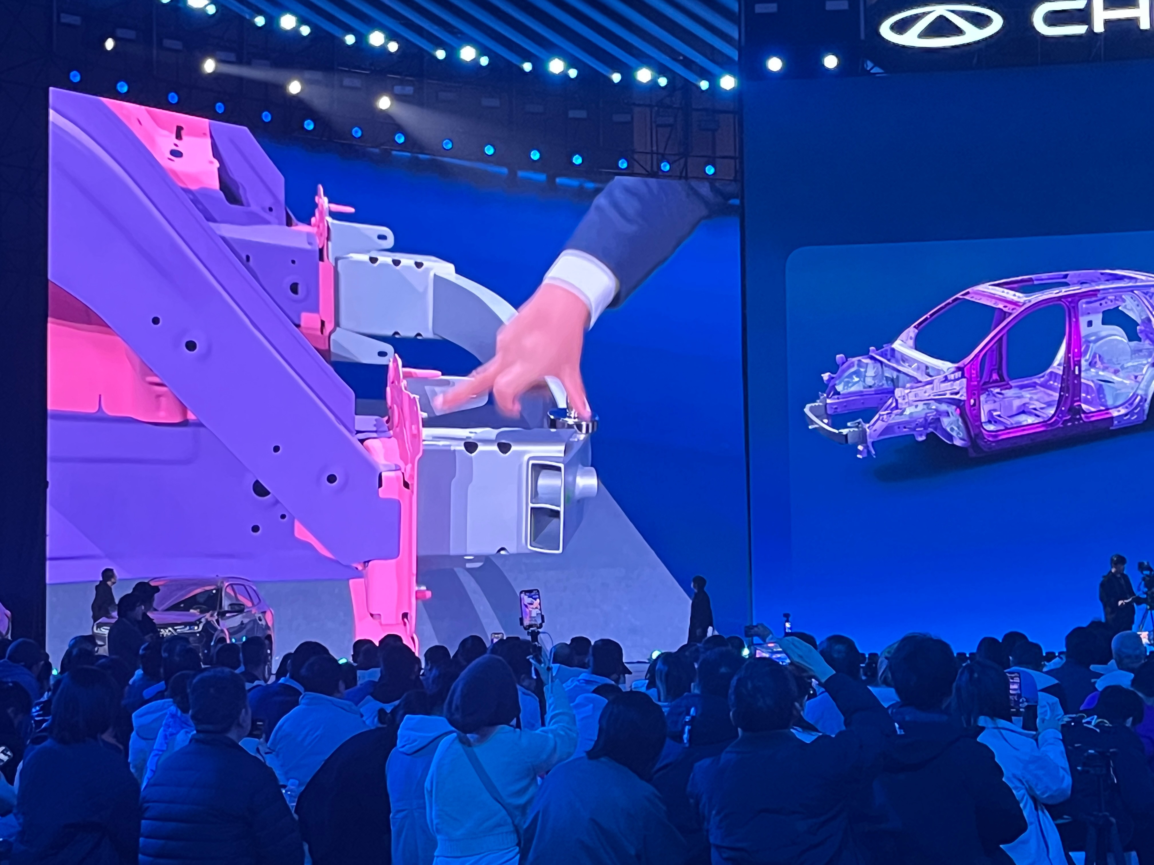 中国新燃油第五代瑞虎8全球上市 这八个气囊给的安全感满满！还有体操冠军杨威到场！