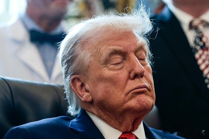 拜登卸任就倒下？亲儿子曝病情恶化！
特朗普身体也警报，美国被老人政治坑惨了！
拜