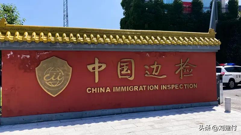 外交部提醒在伊朗中国公民尽快撤离 2月28日，美以对伊朗发动军事行动，伊朗外部安