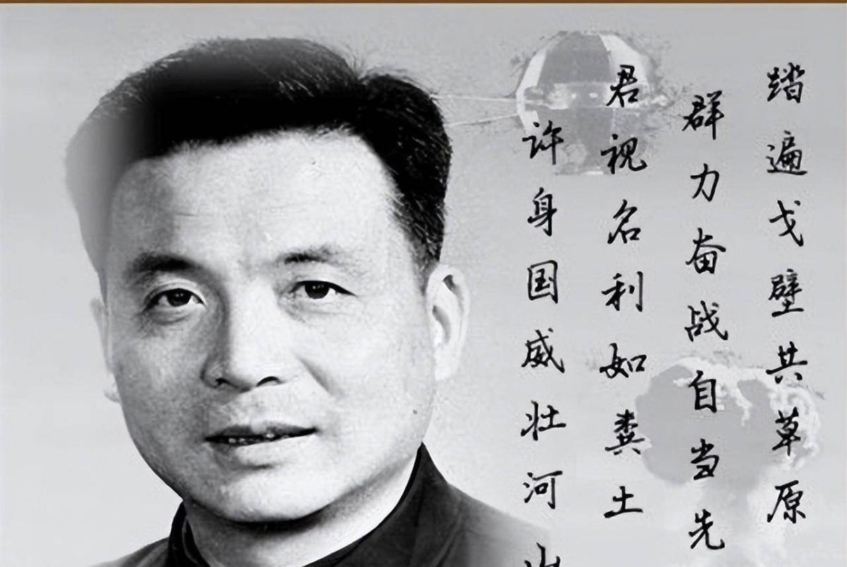 1986年7月，邓稼先拖着患癌的身体，来到天安门广场看国旗，望着高耸的人民英雄纪