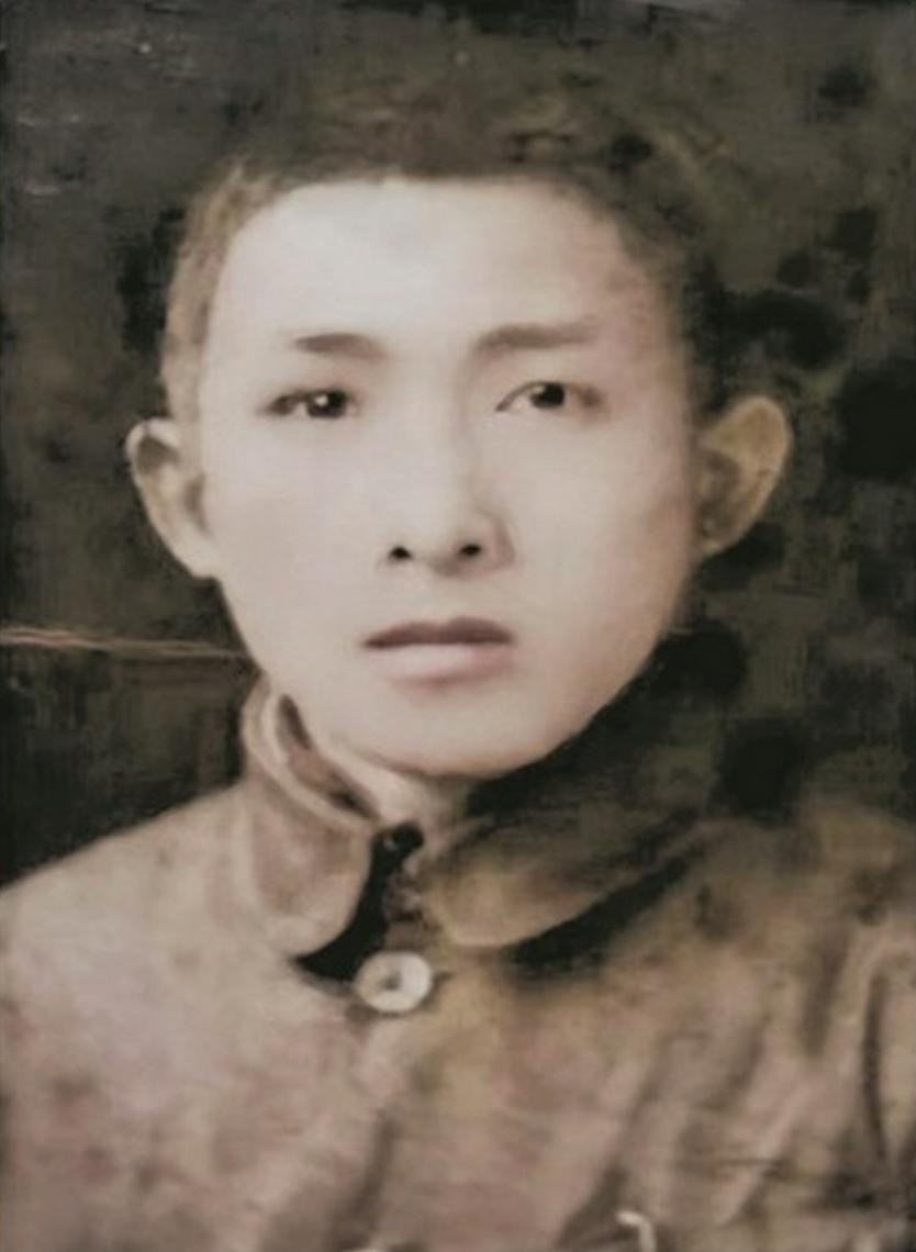 下图中年轻帅气的年轻人叫寻淮洲，出生于1912年，他15岁参加革命，16岁入党，