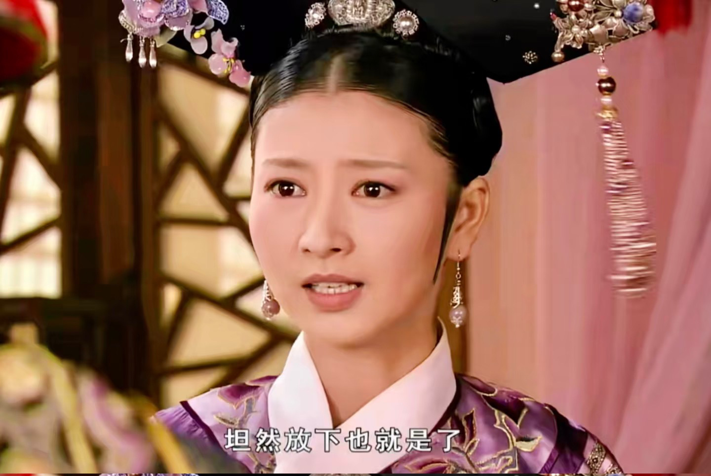 温实初在目睹果嬛之情后，心神恍惚地步入眉姐姐宫中。眉姐姐敏锐地察觉到他的异常，随