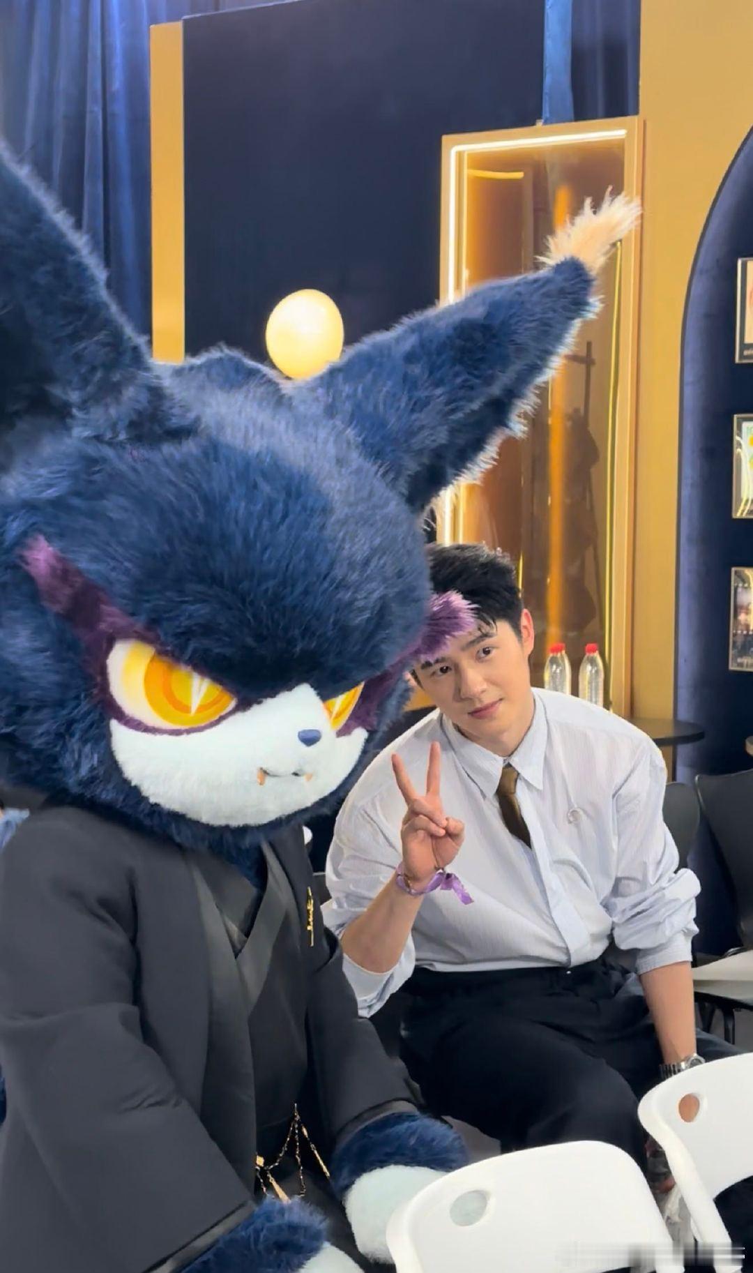 刘昊然坐喵娲娲旁边更热了 本来刘昊然就热，身边还坐了只超大的毛茸茸喵娲娲，哈哈哈