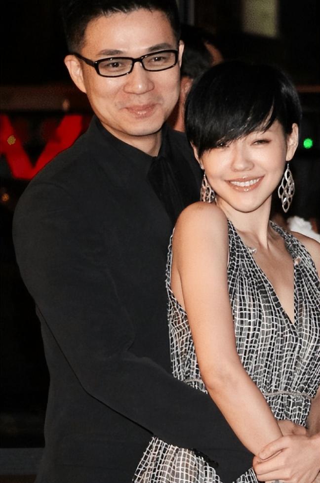 死性不改？台媒曝小S老公与拉拉队辣妹聚餐后夜店续摊
搜狐娱乐讯 11月22日，据