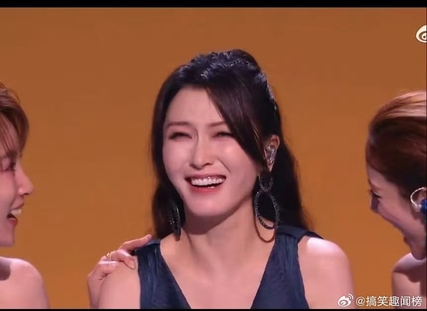 徐洁儿满脸的不可思议徐洁儿听到自己成团的反应  浪姐总决赛恭喜徐洁儿顺利成团，惊