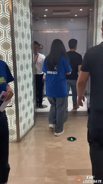 车库偶遇吴京，本人太有亲和力了！[笑哭]其他明星走过去都黑着个脸，他是又微笑又打