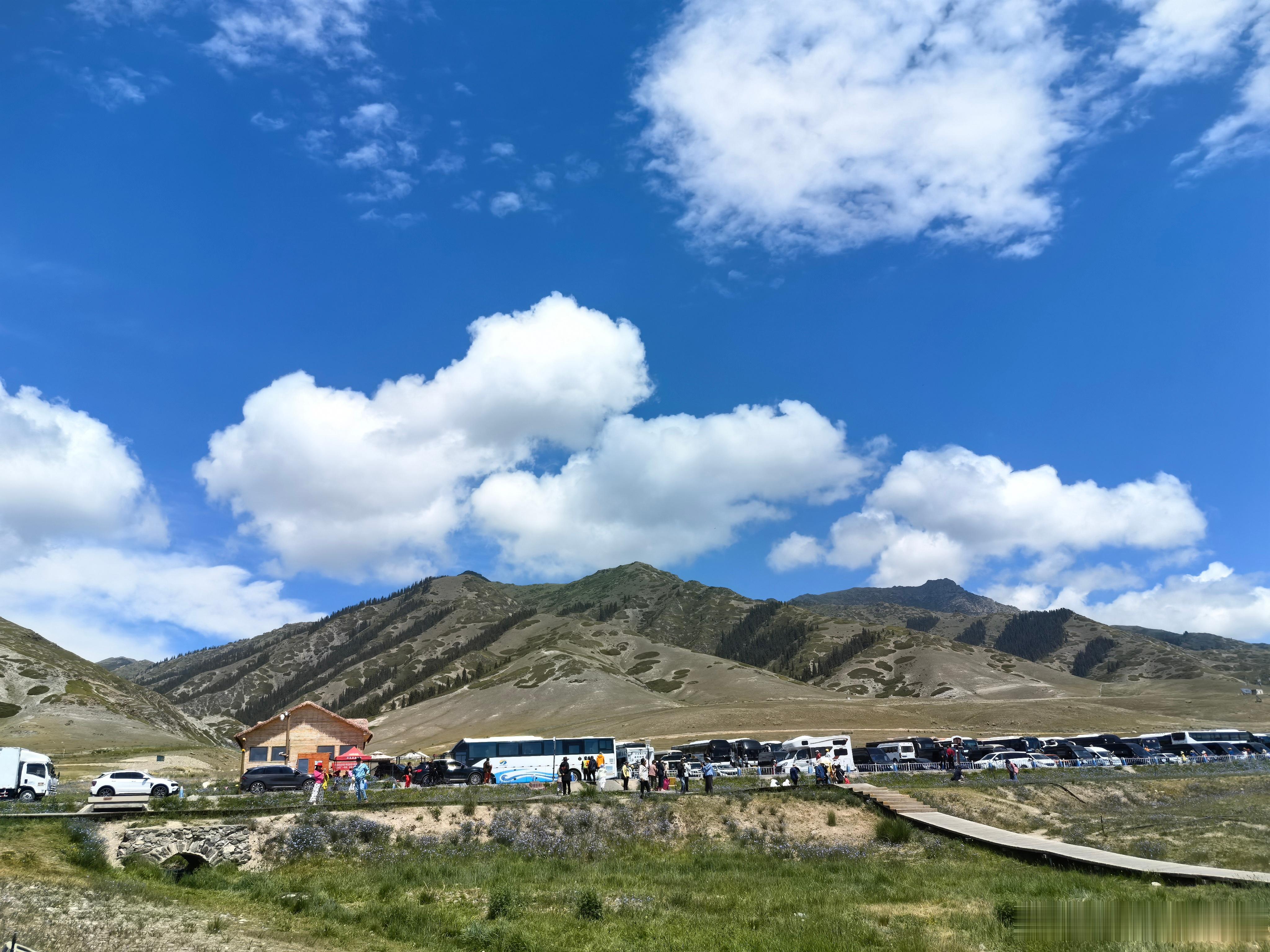 随手拍美景 荣儿的日常 一路看不完的蓝天白云与层叠山峦，湖边湖水湛蓝透亮，草原开