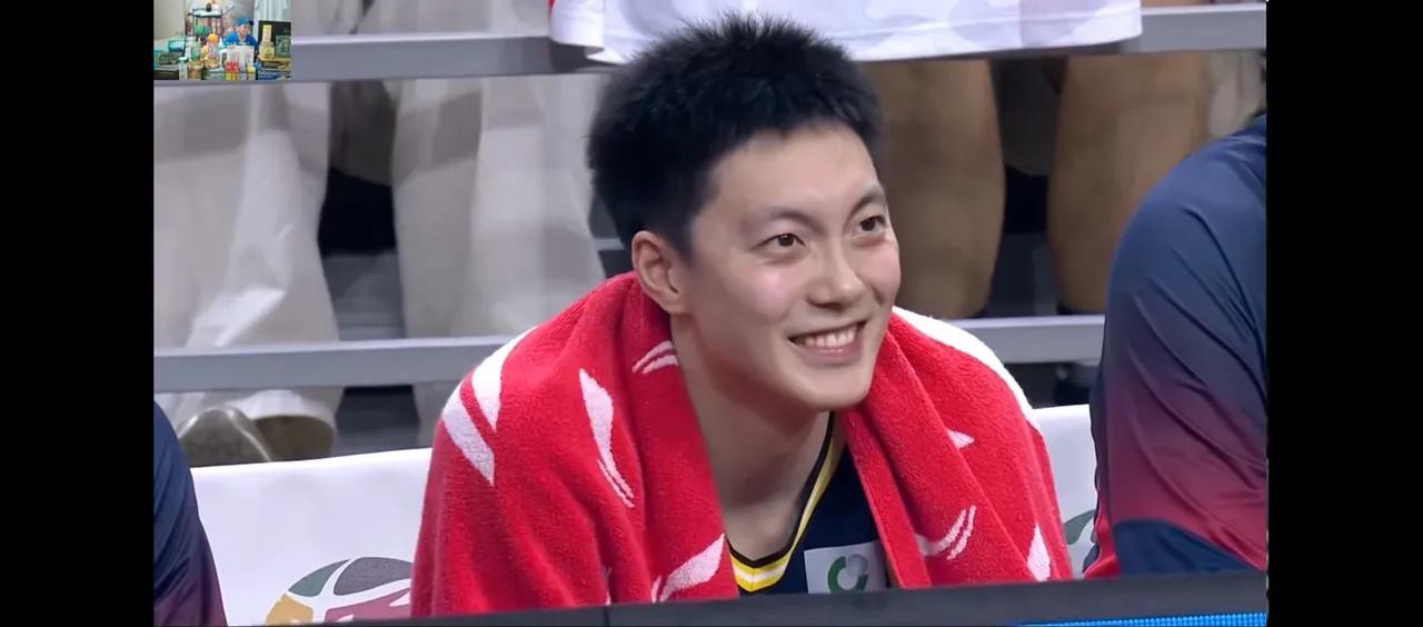 胡明轩终于露出了久违的笑容。
杜锋那紧锁的眉络于舒展了。
张皓嘉在争胜后好释重负